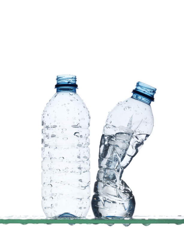 无人,竖图,室内,特写,白天,白色背景,正面,水,阴影,飞溅,溅,反射,液体,影子,水滴,倾斜,饮用水,水珠,两个,瓶子,塑料制品,矿泉水,塑料瓶,摄影,影棚,喷洒,歪斜,蒸馏水,彩图,影棚拍摄,拍摄