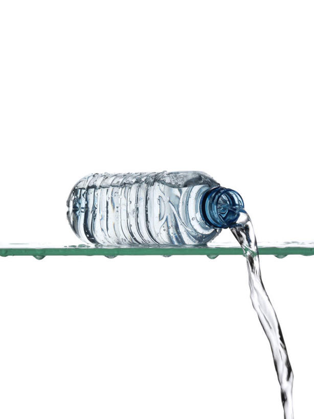 无人,竖图,室内,特写,白天,白色背景,正面,水,阴影,飞溅,溅,反射,液体,影子,水滴,饮用水,水珠,一个,瓶子,塑料制品,矿泉水,塑料瓶,摄影,影棚,单个,倾泻,倾注,喷洒,蒸馏水,泼洒,彩图,影棚拍摄,拍摄