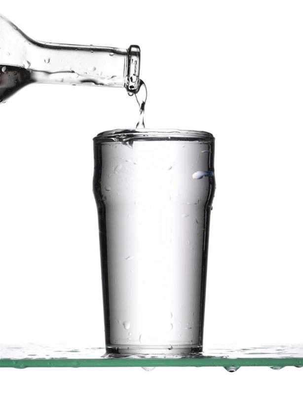 无人,竖图,室内,特写,白天,白色背景,正面,水,桌子,杯子,玻璃,阴影,反射,罐子,液体,影子,茶几,饮用水,玻璃制品,一个,玻璃瓶,瓶子,水杯,矿泉水,摄影,影棚,单个,蒸馏水,玻璃杯,彩图,影棚拍摄,拍摄