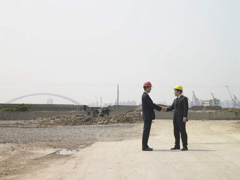 东方人,两个人,伙伴,同事,朋友,商务人士,商务男性,站,握手,横图,室外,白天,侧面,衬衫,友谊,成功,合作,团队,集体,信心,技术,建筑,帽子,亚洲,套装,朦胧,模糊,头盔,地平线,辽阔,地面,注视,黄种人,设备,队伍,吊车,施工,天空,安全帽,建筑工地,交通工具,天,观察,看,站着,广阔,机械,起重机,晴朗,观看,一望无际,工程,察看,领导,成就,关注,载具,延伸,商务装,合伙,领袖,工薪阶层,万里无云,天地相交,地盘,建筑地盘,施工地盘,工作车,施工车,汽车吊,无边无际,一马平川,友情,男人,男性,年轻男性,中年男性,亚洲人,白领,上班族,晴空,晴空万里,搀手,拉手,手搀手,手拉手,手牵手,手握手,站立,彩图,全身,衬衣,工地