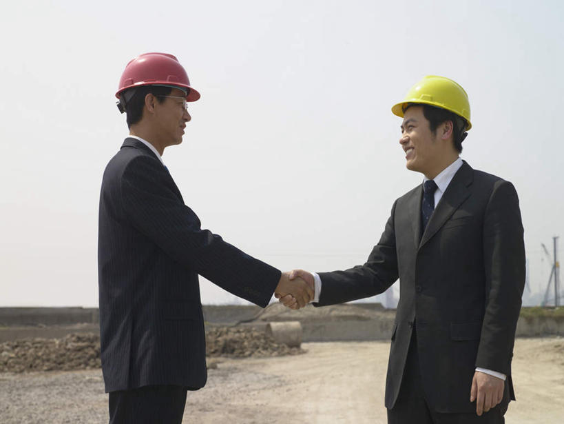 东方人,两个人,伙伴,同事,朋友,商务人士,商务男性,站,握手,横图,室外,白天,侧面,衬衫,友谊,成功,合作,团队,集体,信心,技术,建筑,帽子,亚洲,套装,朦胧,模糊,头盔,地平线,辽阔,地面,注视,黄种人,设备,队伍,吊车,施工,天空,安全帽,建筑工地,交通工具,天,观察,看,站着,广阔,机械,起重机,晴朗,观看,一望无际,工程,察看,领导,成就,关注,载具,延伸,商务装,合伙,领袖,工薪阶层,万里无云,天地相交,地盘,建筑地盘,施工地盘,工作车,施工车,汽车吊,无边无际,一马平川,友情,男人,男性,年轻男性,中年男性,亚洲人,白领,上班族,晴空,晴空万里,搀手,拉手,手搀手,手拉手,手牵手,手握手,站立,半身,彩图,衬衣,工地