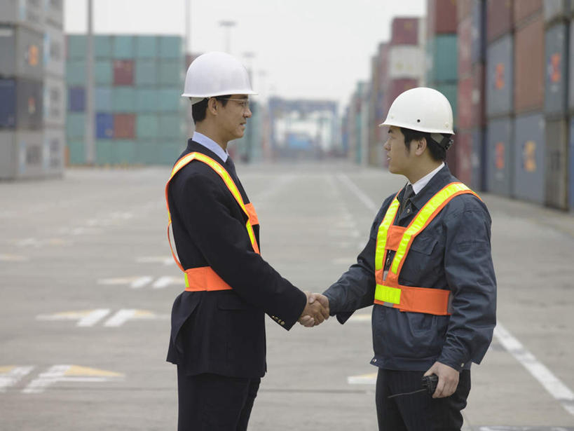 东方人,两个人,伙伴,朋友,商务人士,商务男性,码头,站,握手,横图,室外,白天,侧面,衬衫,友谊,安全,合作,团队,港口,帽子,亚洲,套装,头盔,防护,集装箱,注视,黄种人,货柜,相视,安全帽,箱子,观察,看,站着,面对面,战略,运输,观看,对视,保护,察看,关注,保险,相对,商务装,工薪阶层,物流,相看,保全,周全,安稳,安定,联合,合谋,配合,平安,协作,男人,男性,年轻男性,中年男性,亚洲人,白领,上班族,搀手,拉手,手搀手,手拉手,手牵手,手握手,站立,半身,彩图,衬衣,摆渡口,埠头,渡口,渡头,港湾,海港,货运码头,口岸,商港