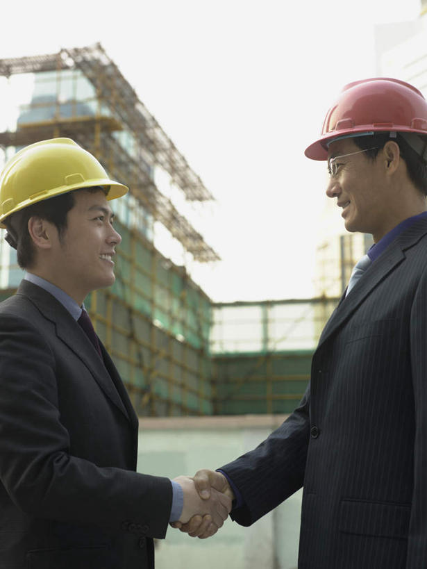 东方人,两个人,伙伴,朋友,商务人士,工程师,建筑工人,建筑师,商务男性,站,握手,竖图,室外,白天,仰视,衬衫,友谊,安全,合作,团队,帽子,亚洲,套装,头盔,支架,防护,注视,黄种人,相视,架子,脚手架,施工,安全帽,建筑工地,观察,看,站着,面对面,战略,观看,对视,保护,支撑,固定,察看,关注,保险,相对,商务装,工薪阶层,相看,保全,周全,安稳,安定,联合,合谋,地盘,建筑地盘,施工地盘,配合,平安,协作,男人,男性,年轻男性,中年男性,亚洲人,白领,上班族,技师,建筑工,建筑设计师,搀手,拉手,手搀手,手拉手,手牵手,手握手,站立,半身,彩图,低角度拍摄,衬衣,工地,稳固