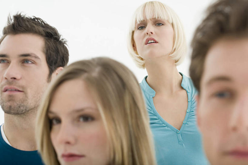 西方人,脸,头,脸颊,四个人,伙伴,朋友,站,横图,室内,特写,白天,白色背景,正面,友谊,欧洲,欧洲人,服装,注视,休闲装,肩膀,衣服,观察,看,站着,休闲,休闲服,摄影,服饰,影棚,观看,疑惑,察看,关注,迷惑,迷惘,蛊惑,友情,男人,男性,年轻男性,年轻女性,女人,女性,白种人,头部,脸部,脸蛋,面部,站立,半身,彩图,影棚拍摄,拍摄