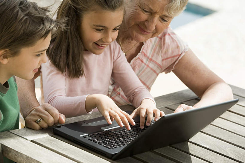 西方人,儿童,老年人,三个人,家庭,祖母,体育馆,游泳池,坐,笑,微笑,露齿笑,横图,室外,白天,正面,纯洁,电脑,笔记本电脑,水,桌面,桌子,欧洲,欧洲人,敲打,服装,网络,木制,水池,水面,注视,休闲装,输入,通讯设备,泳池,小孩,衣服,木制品,打字,观察,看,休闲,温暖,温馨,一家人,休闲服,可爱,童年,童趣,服饰,奶奶,观看,祖孙,点击,敲击,和睦,察看,游泳馆,无线,关注,通信设备,无线网络,无线上网,便携式电脑,童真,烂漫,无邪,外婆,外孙女,外祖母,外孙,外孙子,天真,按键,手提电脑,老年女性,男孩,男人,男性,女孩,女人,女性,白种人,孩子,孙女,孙子,坐着,半身,彩图,融洽,男生,女生