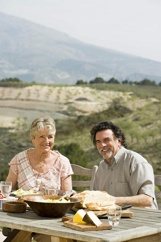 西方人,两个人,夫妻,坐,笑,微笑,露齿笑,竖图,室外,白天,正面,爱情,烹饪,西餐,草地,草坪,山,山脉,植物,餐桌,桌子,欧洲,欧洲人,阴影,服装,光线,影子,山峰,料理,食品,山峦,浪漫,注视,休闲装,菜肴,美食,草,树,树木,食物,衣服,蓝色,绿色,蓝天,天空,阳光,自然,群山,天,观察,看,休闲,休闲服,恩爱,西式,恋人,服饰,佳肴,生长,晴朗,成长,餐台,观看,察看,关注,万里无云,老年男性,老年女性,男人,男性,女人,女性,白种人,夫妇,情侣,晴空,晴空万里,坐着,半身,彩图,伴侣