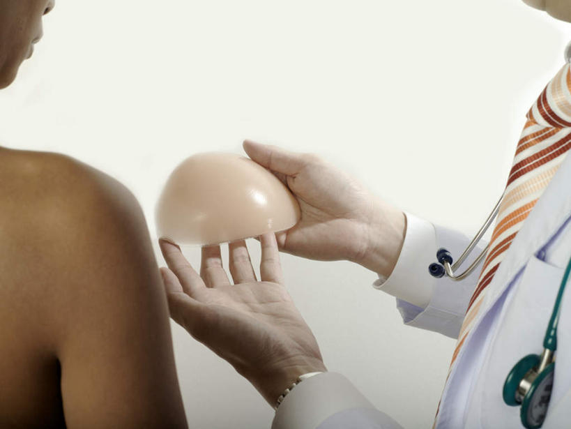 东方人,手,两个人,医生,病人,站,捧,横图,室内,特写,白天,白色背景,衬衫,亚洲,双手,墙,领带,黄种人,裸露,墙壁,墙面,一个,背面,白色,听诊器,站着,医护人员,医疗人员,手部,单个,医疗设备,硅胶,白大褂,裸,医疗器械,医疗工具,隆胸,检测工具,男人,男性,年轻女性,中年男性,亚洲人,大夫,患者,就医者,端,端着,捧着,手捧,站立,半身,彩图,衬衣