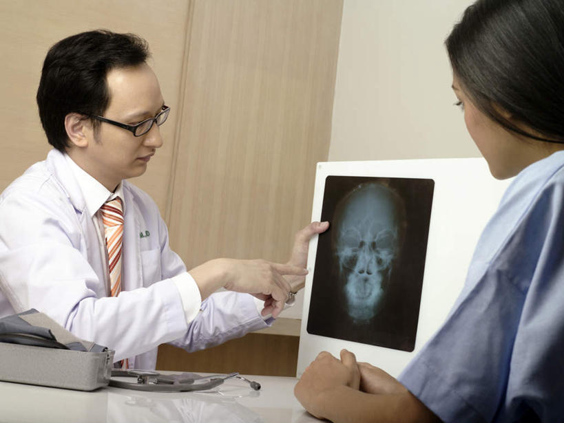 东方人,两个人,医生,病人,坐,说,横图,x光片,室内,白天,正面,衬衫,讨论,亚洲,一副,指,辐射,科学,医学,眼镜,墙,领带,注视,指点,黄种人,墙壁,墙面,一个,白色,听诊器,观察,看,医护人员,医疗人员,单个,观看,察看,医疗,医疗设备,科学技术,x射线,指向,白大褂,关注,医疗器械,x光,医疗工具,近视眼镜,检测工具,交流,男人,男性,年轻女性,中年男性,亚洲人,大夫,患者,就医者,沟通,讲话,交谈,商讨,说话,谈话,坐着,半身,彩图,衬衣,电磁波,电磁辐射