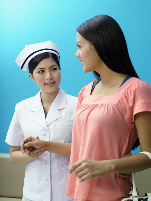 东方人,两个人,病人,护士,站,握手,竖图,室内,白天,正面,工作服,制服,帽子,亚洲,阴影,服装,反射,包,皮包,影子,休闲装,黄种人,相视,一个,衣服,蓝色,站着,休闲,面对面,休闲服,服饰,单个,对视,单肩包,护士帽,白衣天使,相对,相看,一顶,工作制服,年轻女性,女人,女性,亚洲人,患者,就医者,搀手,拉手,手拉手,手握手,站立,半身,彩图,工作套服