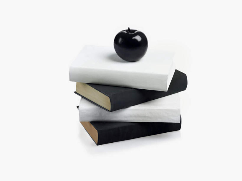 无人,横图,俯视,室内,特写,白天,白色背景,苹果,静物,书籍,水果,一堆,堆叠,堆积,新鲜,生食,食品,果实,四本,食物,一个,白色,黑色,摄影,有机食品,绿色食品,影棚,单个,堆,书,图书,彩图,高角度拍摄,影棚拍摄,拍摄