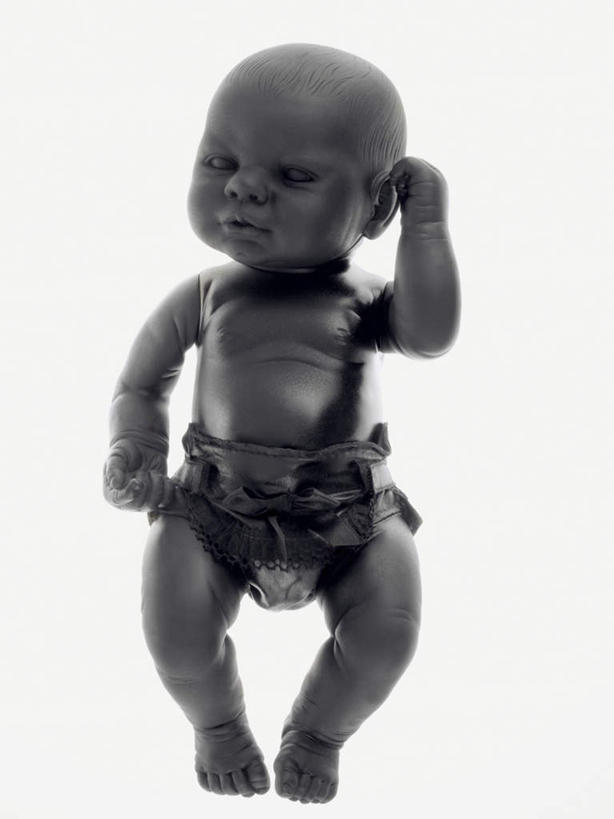 婴儿,儿童,无人,摸,竖图,室内,特写,白天,白色背景,正面,游戏,纯洁,静物,玩具,金属制品,抚摸,金属,娃娃,玩,注视,光脚,娱乐,一个,小孩,观察,看,休闲,赤脚,可爱,益智,摄影,活泼,影棚,单个,观看,活动,察看,发泄,关注,消遣,智力,宝宝,纯真,烂漫,无邪,宣泄,伶俐,天真,孩子,触摸,接触,玩耍,嬉戏,彩图,全身,影棚拍摄,拍摄