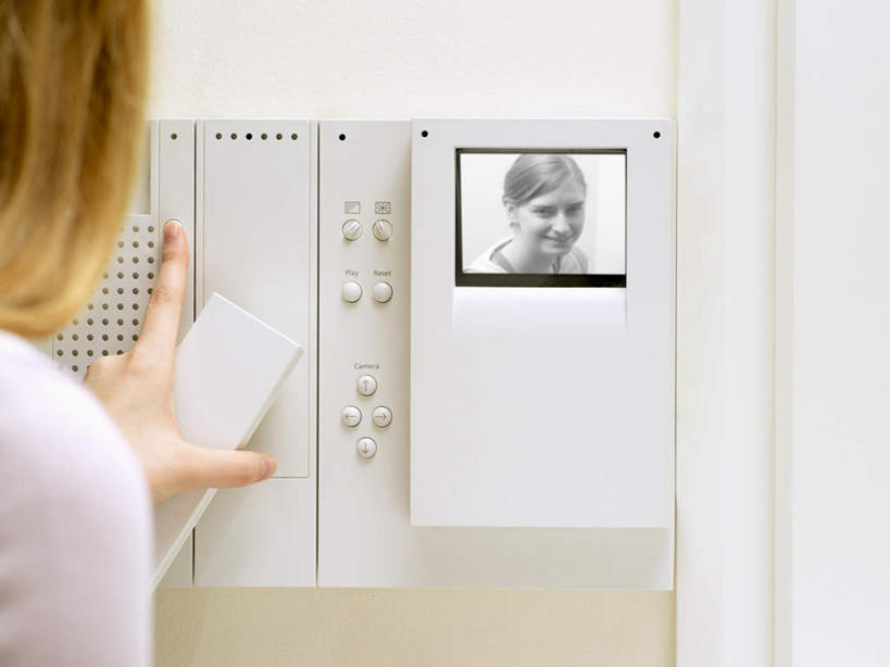 西方人,手,两个人,伙伴,朋友,打电话,横图,室内,特写,白天,友谊,电话,欧洲,欧洲人,敲打,握,服装,墙,拿,拿着,注视,休闲装,输入,通讯设备,墙壁,墙面,背面,衣服,话筒,打字,观察,看,休闲,手部,休闲服,电话线,握着,服饰,观看,点击,敲击,察看,门铃,关注,交流,友情,按键,年轻女性,女人,女性,白种人,电话机,沟通,通话,半身,彩图