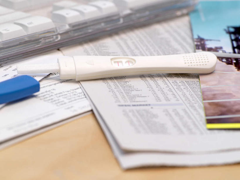 无人,横图,俯视,室内,特写,白天,阅读,鼠标,键盘,桌面,桌子,静物,报纸,学习,朦胧,模糊,木制,输入设备,通讯设备,木制品,看,浏览,验孕棒,通信设备,验孕,测孕,测孕棒,验孕笔,彩图,高角度拍摄