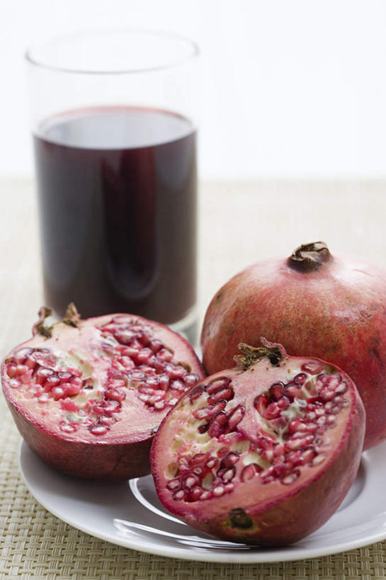 果汁,无人,竖图,俯视,室内,特写,白天,白色背景,桌面,桌子,石榴,杯子,餐具,水果,阴影,朦胧,模糊,新鲜,反射,木制,碟子,盘,影子,陶瓷,生食,食品,果实,陶瓷制品,饮品,一杯,玻璃制品,食物,饮料,两个,一个,盘子,木制品,水杯,碟,摄影,有机食品,绿色食品,影棚,单个,可口,适口,玻璃杯,涂林,若榴,金罂,金庞,丹若,安石榴,彩图,高角度拍摄,影棚拍摄,拍摄,石榴汁