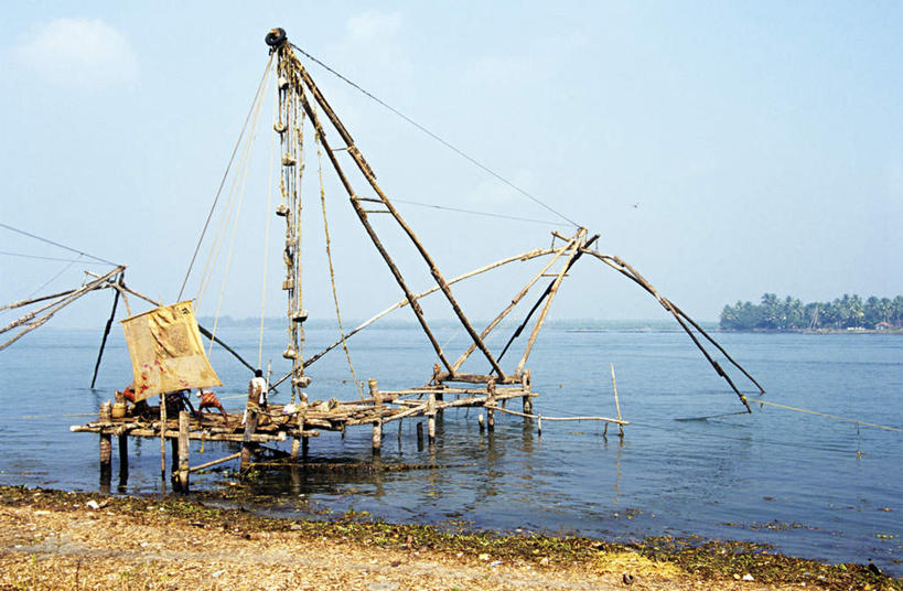 伙伴,朋友,站,横图,室外,白天,工作服,制服,友谊,合作,团队,海浪,海洋,印度,亚洲,弯腰,握,阴影,光线,木板,影子,浪花,水平线,云,云朵,桥,辽阔,木桥,海平线,许多人,云彩,注视,栈桥,背面,蓝色,白云,蓝天,天空,阳光,海水,天,观察,看,站着,一群人,广阔,战略,握着,渔网,晴朗,观看,人行桥,木板桥,一望无际,渔具,察看,关注,抓捕,南亚,捕捞,鱼网,海景,喀拉拉邦,拉网,捕捞工具,印度共和国,弯身,联合,合谋,工作制服,无边无际,一马平川,科钦,喀拉拉,埃尔讷古勒姆,配合,协作,男人,男性,中年男性,亚洲人,印度人,大海,风浪,海,海水的波动,近岸浪,涌浪,晴空,站立,彩图,全身,工作套服,水天相接,水天一线