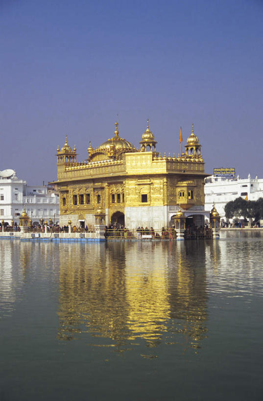 无人,寺庙,竖图,室外,白天,仰视,旅游,度假,湖,湖泊,名胜古迹,水,标志建筑,地标,建筑,印度,亚洲,波纹,节日,遗迹,湖面,水流,水面,建筑群,涟漪,古迹,文化,文物,娱乐,建设,古建筑,蓝色,蓝天,水纹,天空,庙宇,波浪,湖水,天,祈祷,享受,休闲,健康,旅游胜地,放松,许愿,宗教,佛教,信仰,晴朗,纪念,祈求,波光粼粼,南亚,古文明,万里无云,印度共和国,水晕,释教,旁遮普,旁遮普邦,阿姆利则,金庙,平安,晴空,晴空万里,彩图,低角度拍摄,庙,寺