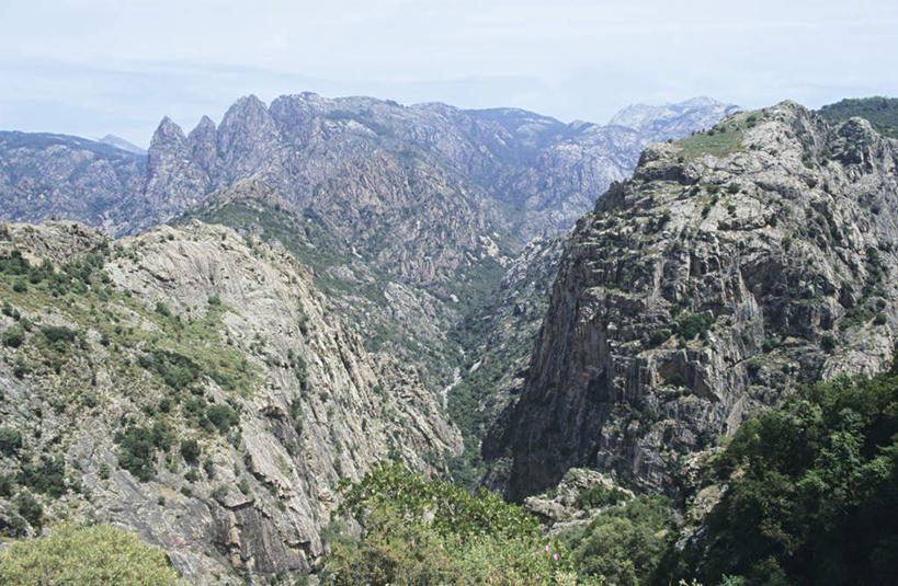 无人,横图,俯视,航拍,室外,白天,旅游,度假,美景,森林,山,山脉,树林,植物,雾,意大利,欧洲,朦胧,模糊,高大,纹路,纹理,景观,山峰,云,云朵,山峦,宏伟,云彩,娱乐,树,树木,蓝色,绿色,白云,蓝天,天空,自然,群山,天,享受,休闲,景色,放松,生长,晴朗,成长,迷雾,雄伟,鸟瞰,南欧,自然风光,多洛米蒂山,意大利共和国,肌理,大雾,晴空,彩图,高角度拍摄