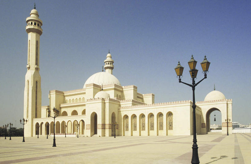 无人,横图,室外,白天,正面,旅游,度假,名胜古迹,标志建筑,地标,建筑,路灯,照明,巴林,亚洲,阴影,节日,遗迹,光线,影子,灯光,首都,古迹,文化,文物,娱乐,建设,古建筑,灯,蓝色,蓝天,天空,阳光,天,祈祷,享受,休闲,健康,旅游胜地,放松,许愿,宗教,信仰,晴朗,纪念,祈求,照亮,伊斯兰教,照明设备,清真寺,西亚,古文明,万里无云,巴林国,麦纳玛,麦纳麦,麦纳麦市,平安,晴空,晴空万里,彩图