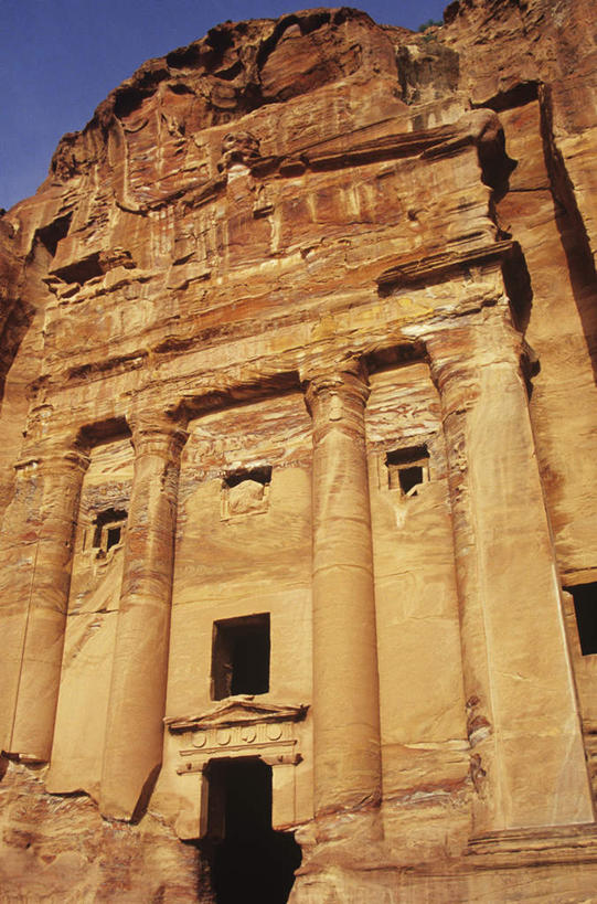 无人,竖图,室外,白天,仰视,旅游,度假,石头,名胜古迹,标志建筑,地标,建筑,约旦,亚洲,阴影,遗迹,光线,石子,影子,柱子,墙,古城,古迹,文物,娱乐,建设,古建筑,废墟,墙壁,墙面,蓝色,蓝天,天空,阳光,天,享受,休闲,旅游胜地,放松,晴朗,西亚,修建,古文明,万里无云,佩特拉,修筑,佩特拉城,佩特拉古城,佩特拉遗址,约旦哈希姆王国,石块,晴空,晴空万里,彩图,低角度拍摄