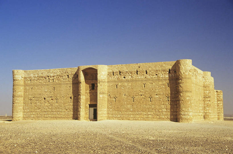 无人,横图,室外,白天,仰视,旅游,度假,石头,名胜古迹,标志建筑,地标,建筑,约旦,亚洲,阴影,遗迹,光线,石子,影子,堡垒,城堡,墙,古迹,文物,娱乐,建设,古建筑,墙壁,墙面,蓝色,蓝天,天空,阳光,天,享受,休闲,旅游胜地,放松,晴朗,要塞,西亚,古文明,万里无云,约旦哈希姆王国,设防,石块,晴空,晴空万里,彩图,低角度拍摄