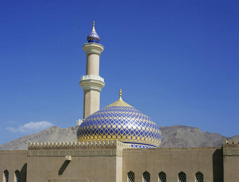 无人,横图,室外,白天,正面,旅游,度假,石头,名胜古迹,山,山脉,标志建筑,地标,建筑,阿曼,亚洲,阴影,花纹,节日,遗迹,装饰,光线,石子,影子,屋顶,山顶,山峰,云,云朵,山峦,云彩,顶棚,古迹,文化,文物,娱乐,建设,古建筑,蓝色,白云,蓝天,天空,阳光,群山,天,祈祷,享受,休闲,健康,旅游胜地,放松,许愿,宗教,信仰,晴朗,纪念,华丽,修饰,祈求,点缀,伊斯兰教,清真寺,西亚,古文明,沉积岩,衬托,美观,雅致,雅观,阿曼苏丹国,颠峰,极峰,水成岩,尼日瓦,尼兹瓦,平安,石块,岩石,晴空,彩图