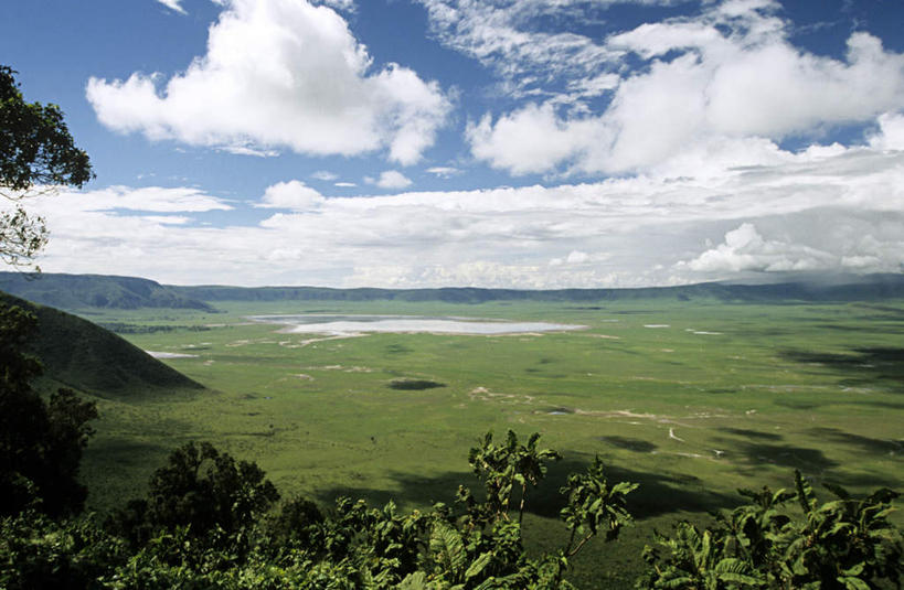 无人,横图,室外,白天,正面,旅游,度假,草地,草坪,火山,石头,美景,植物,非洲,坦桑尼亚,阴影,光线,石子,影子,地平线,景观,云,云朵,辽阔,地面,云彩,娱乐,草,蓝色,绿色,白云,蓝天,天空,阳光,自然,天,享受,休闲,广阔,景色,放松,晴朗,一望无际,自然风光,延伸,沉积岩,天地相交,东非,恩戈罗恩戈罗保护区,恩戈罗恩戈罗自然保护区,坦桑尼亚联合共和国,无边无际,一马平川,水成岩,活火山,石块,死火山,休眠火山,岩石,晴空,彩图