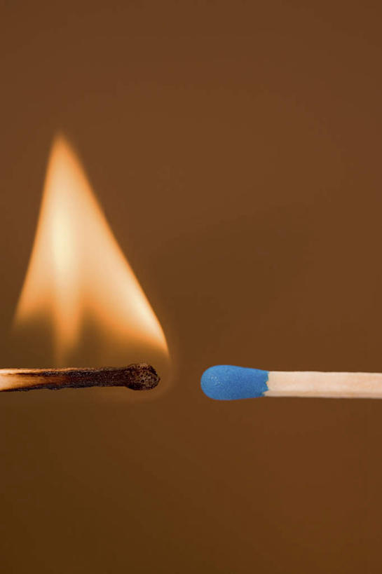 无人,竖图,室内,特写,白天,正面,热情,火,火柴,火焰,燃烧,两个,摄影,影棚,褐色背景,洋火,火柴梗,取火工具,彩图,影棚拍摄,拍摄