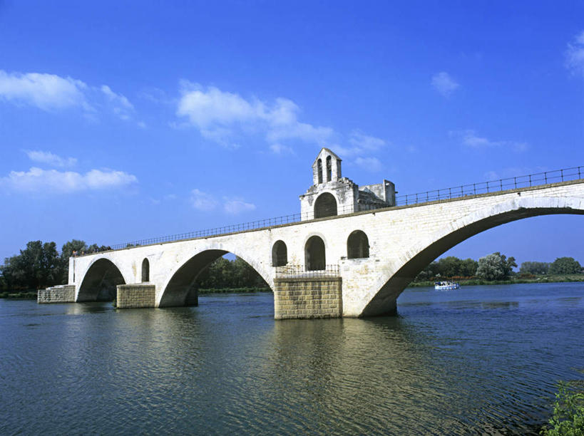 无人,横图,室外,白天,仰视,旅游,度假,河流,石头,名胜古迹,树林,水,植物,标志建筑,地标,建筑,法国,欧洲,阴影,波纹,遗迹,光线,石子,影子,河水,水流,云,云朵,桥,涟漪,云彩,古迹,文物,娱乐,建设,古建筑,石桥,拱桥,栈桥,树,树木,蓝色,绿色,白云,蓝天,水纹,天空,阳光,自然,波浪,天,享受,休闲,旅游胜地,放松,拱形,生长,晴朗,成长,人行桥,石拱桥,波光粼粼,沃克吕兹省,古文明,阿维尼翁,法兰西共和国,水晕,法兰西第五共和国,普罗旺斯.阿尔卑斯.蓝色海岸,石块,晴空,彩图,低角度拍摄