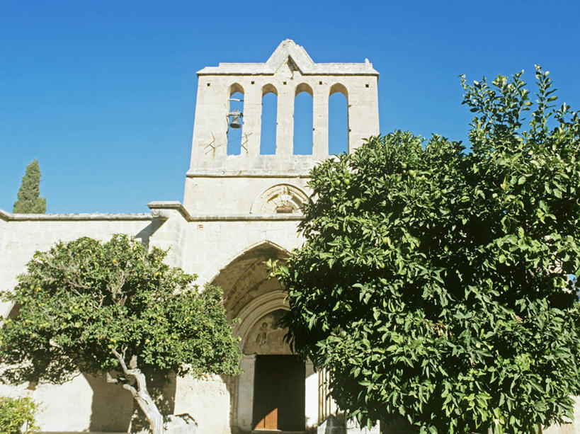 无人,寺庙,横图,室外,白天,仰视,旅游,度假,名胜古迹,植物,标志建筑,地标,建筑,塞浦路斯,亚洲,节日,遗迹,燃烧,古迹,文化,文物,娱乐,建设,古建筑,树,树木,蓝色,绿色,蓝天,天空,自然,香火,庙宇,天,祈祷,享受,休闲,健康,旅游胜地,放松,许愿,宗教,信仰,生长,晴朗,成长,纪念,祈求,西亚,古文明,万里无云,塞浦路斯共和国,平安,晴空,晴空万里,彩图,低角度拍摄,庙,寺