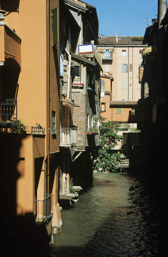 无人,家,竖图,室外,白天,正面,度假,河流,美景,水,植物,城市风光,城市,意大利,欧洲,房屋,屋子,河水,景观,水流,公寓,娱乐,洋房,楼房,住宅,树,树木,蓝色,绿色,蓝天,天空,自然,天,享受,休闲,景色,放松,生长,晴朗,成长,南欧,万里无云,意大利共和国,波伦亚,博洛尼亚,柱廊之城,晴空,晴空万里,彩图,房子