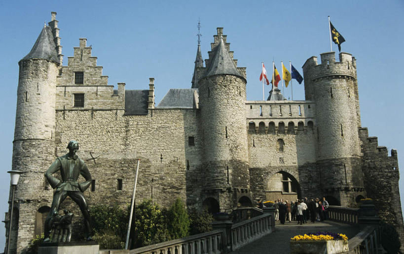 西方人,栏杆,走,横图,室外,白天,仰视,度假,美景,城市风光,城市,旗帜,国旗,雕塑,比利时,欧洲,欧洲人,行人,阴影,服装,艺术,装饰,飘扬,光线,雕刻,雕像,影子,堡垒,城堡,墙,景观,围栏,许多人,注视,休闲装,娱乐,护栏,路人,墙壁,墙面,衣服,蓝色,蓝天,天空,阳光,工艺品,天,观察,看,一群人,享受,休闲,休闲服,景色,放松,服饰,晴朗,观看,纪念,飘逸,美术,察看,西欧,要塞,关注,飞扬,主题,陈列,万里无云,功能,美学,比利时王国,法兰德斯,法兰德斯大区,法兰德斯地区,过客,设防,男人,男性,女人,女性,中年男性,中年女性,白种人,旗,晴空,晴空万里,步行,散步,走路,彩图,低角度拍摄,全身