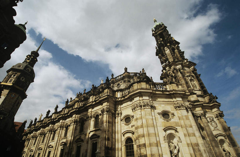 无人,教堂,横图,室外,白天,仰视,旅游,度假,窗户,标志建筑,地标,建筑,德国,欧洲,一排,许多,阴影,节日,整齐,光线,影子,云,云朵,云彩,文化,娱乐,建设,玻璃窗,排列,蓝色,白云,蓝天,天空,阳光,天,祈祷,享受,休闲,健康,旅游胜地,放松,许愿,宗教,信仰,晴朗,纪念,祈求,西欧,队列,信念,德意志联邦共和国,德累斯顿,萨克森州,萨克森自由州,平安,晴空,彩图,低角度拍摄,大教堂,礼拜堂