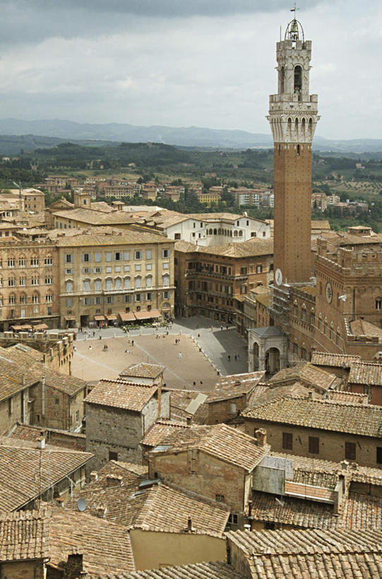 无人,竖图,俯视,航拍,室外,白天,旅游,度假,标志建筑,地标,建筑,意大利,欧洲,阴影,高大,时间,光线,时钟,影子,屋顶,云,云朵,塔,宏伟,计时,云彩,顶棚,娱乐,建设,蓝色,白云,蓝天,天空,阳光,钟表,天,享受,休闲,表,旅游胜地,放松,晴朗,托斯卡纳,锡耶纳,鸟瞰,南欧,意大利共和国,塔钟,托斯卡纳大区,高峻,嵬峨,钟,晴空,彩图,高角度拍摄