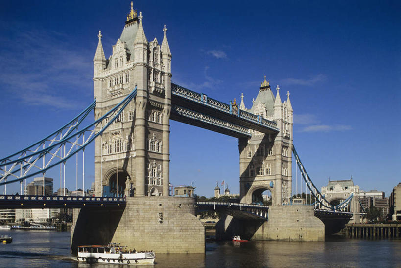 无人,横图,室外,白天,仰视,旅游,度假,河流,水,标志建筑,大桥,地标,建筑,轮船,桥梁,船,英国,欧洲,伦敦,一艘,阴影,光线,影子,河水,水流,云,云朵,桥,首都,云彩,娱乐,建设,伦敦塔桥,泰晤士河,蓝色,白云,蓝天,天空,阳光,交通工具,天,享受,休闲,旅游胜地,放松,晴朗,西欧,载具,大不列颠,大不列颠及北爱尔兰联合王国,塔桥,大不列颠联合王国,日不落英帝国,雾都,晴空,彩图,低角度拍摄