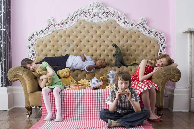 点心,西方人,儿童,四个人,伙伴,朋友,客厅,坐,闭眼,抱,睡,吃,盘腿,横图,室内,白天,正面,聚会,生日,绘画,下午茶,游戏,友谊,纯洁,地板,沙发,熊,杯子,餐具,玩具,欧洲,非洲,黑人,欧洲人,握,服装,庆祝,彩绘,瓷器,碟子,盘,玩偶,陶瓷,食品,泰迪熊,地面,玩,休闲装,娱乐,木地板,食物,糕点,小孩,衣服,盘子,水杯,玩具熊,碟,休闲,休闲服,可爱,童年,童趣,益智,握着,服饰,毛绒玩具,抱着,庆贺,安慰,陶艺,起居室,搂着,发泄,消遣,祝贺,布艺沙发,童真,烂漫,无邪,宣泄,罗斯福熊,彩釉,客堂,天真,友情,男孩,男人,男性,女孩,女人,女性,白种人,非洲人,茶杯,闭眼睛,闭着眼,闭着眼睛,画画,嚼,困,困觉,搂,搂抱,盘腿而坐,盘膝,盘着腿的,盘着腿坐,寝息,食,双腿交叉,睡觉,玩耍,嬉戏,坐着,彩图,全身,蛋糕,男生,女生