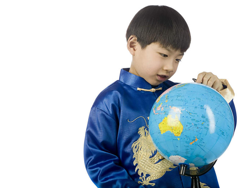东方人,儿童,一个人,站,横图,室内,白天,白色背景,正面,民族服装,纯洁,成功,仪器,海洋,地图,亚洲,仅一个男性,仅一个人,指,服装,网格,龙,地球仪,线条,世界地图,地球,陆地,全球,注视,黄种人,方向,球,一个,小孩,衣服,蓝色,经纬线,模型,观察,看,手势,站着,仅一个小孩,球体,可爱,童年,童趣,摄影,地理,国家,服饰,影棚,单个,观看,大陆,察看,世界,指向,衣着,食指,穿着,高贵,关注,图腾,传说,纬线,版图,经线,童真,烂漫,无邪,经纬仪,地理学,祥瑞,灵兽,权势,尊荣,衣饰,天真,幸运,男孩,男人,男性,亚洲人,孩子,站立,半身,彩图,影棚拍摄,传统服装,民俗服,拍摄,唐装,大洋,大洲,男生