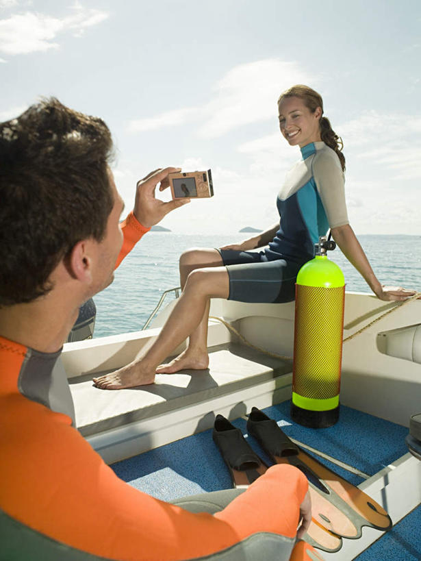 游泳,西方人,两个人,坐,竖图,室外,白天,侧面,爱情,锻炼,运动,海浪,海洋,船,相机,欧洲,欧洲人,握,阴影,光线,潜水镜,影子,泳镜,浪花,云,云朵,游艇,浪漫,拿,云彩,拿着,注视,拍照,蓝色,白云,蓝天,天空,阳光,海水,数码相机,交通工具,天,观察,看,温暖,温馨,蛙鞋,恩爱,握着,恋人,潜水,摄影,晴朗,观看,脚蹼,呼吸管,和睦,察看,关注,载具,潜水装备,海景,面镜,浮潜,潜水运动,体育,男人,男性,年轻男性,年轻女性,女人,女性,白种人,情侣,照相机,大海,风浪,海,海水的波动,近岸浪,涌浪,晴空,坐着,半身,彩图,健身,照相,伴侣,融洽