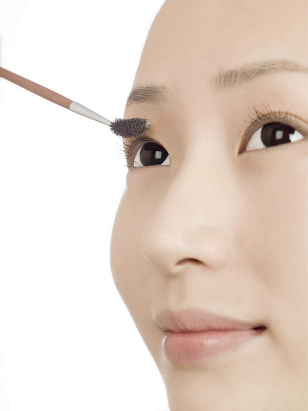 东方人,脸,头,脸颊,一个人,笑,微笑,露齿笑,竖图,室内,特写,白天,白色背景,正面,化妆,美容,亚洲,仅一个年轻女性,仅一个女性,仅一个人,护肤,注视,黄种人,化妆刷,刷子,观察,看,保养,享受,休闲,放松,保健,摄影,影棚,观看,察看,美容工具,关注,养颜,彩妆刷,化妆工具,眉刷,年轻女性,女人,女性,亚洲人,头部,脸部,脸蛋,面部,半身,彩图,影棚拍摄,拍摄