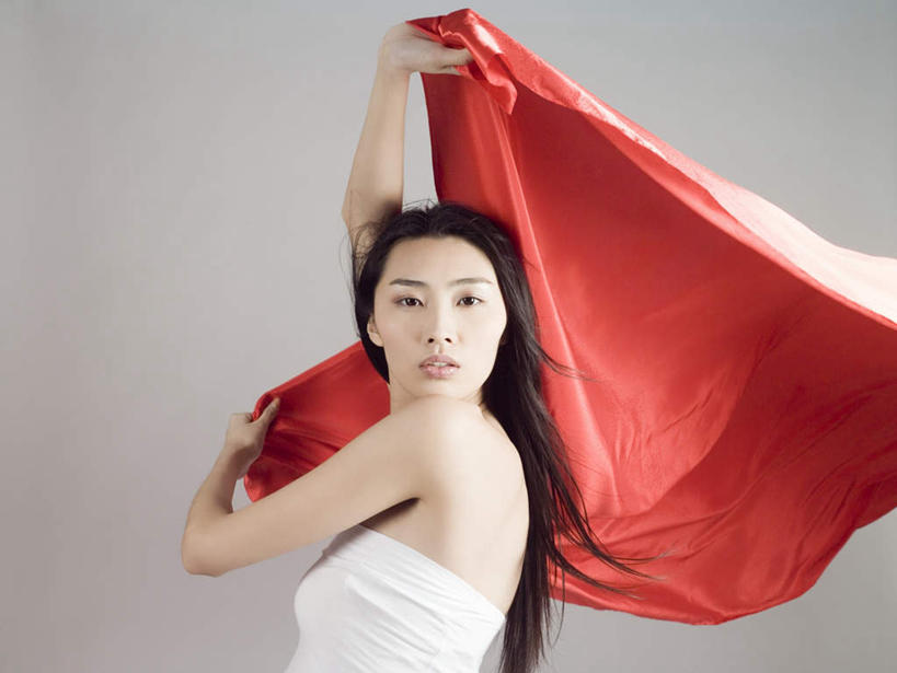 东方人,一个人,站,举,横图,室内,白天,侧面,旗帜,亚洲,仅一个年轻女性,仅一个女性,仅一个人,灰色背景,服装,注视,休闲装,黄种人,旗子,衣服,红色,观察,看,托,站着,休闲,休闲服,摄影,服饰,影棚,观看,察看,挥动,挥舞,关注,旌旗,旗号,摆荡,年轻女性,女人,女性,亚洲人,举起,举手,举着,向上举,向上伸,向上托,站立,半身,彩图,影棚拍摄,拍摄