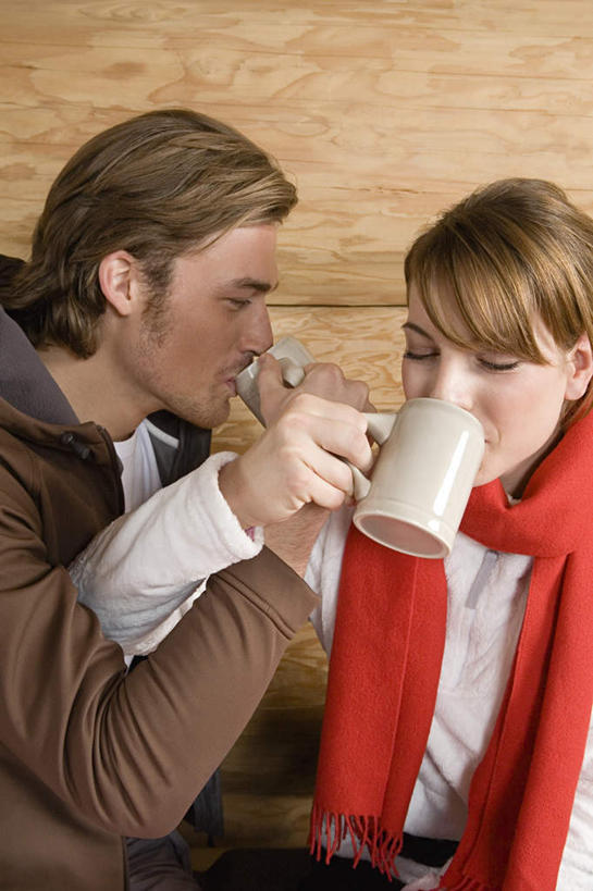 西方人,两个人,闭眼,竖图,室内,白天,正面,爱情,杯子,欧洲,欧洲人,一条,喝,握,装饰,木制,陶瓷,墙,陶瓷制品,浪漫,墙壁,墙面,两个,红色,马克杯,木制品,水杯,围巾,温暖,温馨,恩爱,握着,恋人,围脖,保暖,华丽,点缀,和睦,御寒,交杯酒,衬托,美观,雅致,雅观,男人,男性,年轻男性,年轻女性,女人,女性,白种人,情侣,闭眼睛,闭着眼,闭着眼睛,半身,彩图,伴侣,融洽