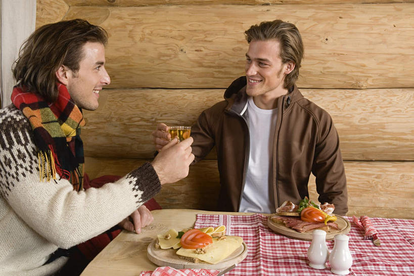 西方人,两个人,伙伴,朋友,坐,笑,微笑,露齿笑,横图,室内,白天,正面,烹饪,西餐,友谊,安全,餐桌,窗户,窗帘,桌子,杯子,餐具,欧洲,欧洲人,一副,服装,庆祝,装饰,木制,布料,碟子,盘,眼镜,陶瓷,墙,三明治,料理,食品,防护,陶瓷制品,布纹,注视,休闲装,菜肴,美食,玻璃窗,相视,墙壁,墙面,桌布,食物,衣服,帘子,盘子,餐巾,马克杯,木制品,水杯,围巾,碟,台布,快餐,干杯,观察,看,碰杯,休闲,面对面,休闲服,遮阳,交际,西式,友好,服饰,佳肴,餐台,观看,对视,护目镜,保护,华丽,修饰,庆贺,点缀,察看,关注,保险,礼仪,相对,敬酒,西式快餐,三文治,相看,劝酒,保全,周全,安稳,安定,衬托,美观,雅致,雅观,安全防护眼镜,平安,友情,男人,男性,年轻男性,白种人,坐着,半身,彩图,防护眼镜