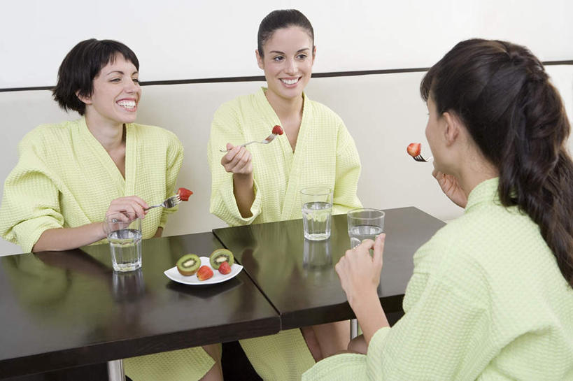 背部,三个人,伙伴,朋友,坐,笑,吃,微笑,露齿笑,横图,室内,白天,正面,浴袍,友谊,水,餐桌,桌子,野生动物,猴子,草莓,浆果,杯子,水果,许多,握,新鲜,液体,墙,生食,食品,果实,饮用水,竹签,相视,墙壁,墙面,玻璃制品,食物,三个,绿色,白色,动物,水杯,矿泉水,面对面,可爱,握着,活泼,有机食品,绿色食品,餐台,对视,猕猴,相对,蒸馏水,取食签,相看,恒河猴,友情,年轻女性,女人,女性,玻璃杯,洋莓,水果皇后,红莓,地莓,嚼,食,坐着,半身,彩图,汤帷子,浴衣