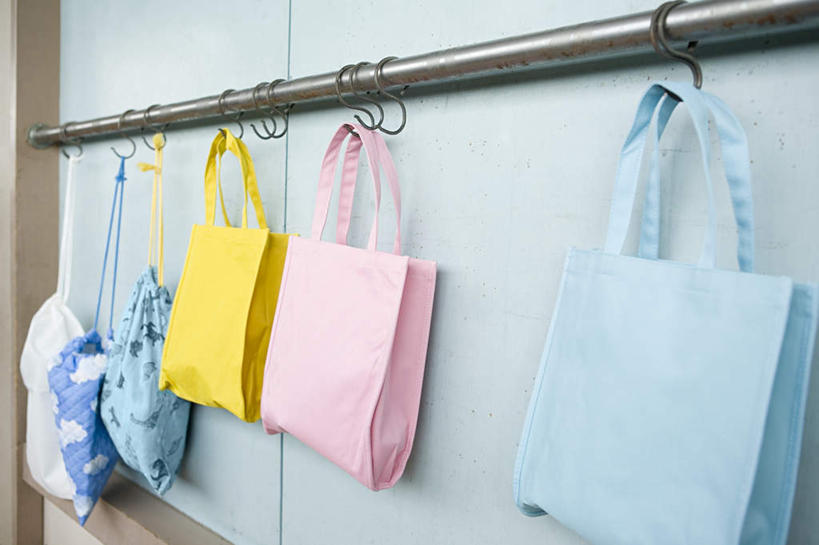 无人,横图,室内,特写,白天,正面,购物,消费,袋子,一排,许多,环保,整齐,包装袋,墙,购物袋,挂钩,很多,墙壁,墙面,排列,环保袋,教室,金融,能源,回收,资源,课堂,队列,购买,贸易,利用,低碳,循环,持续,彩图