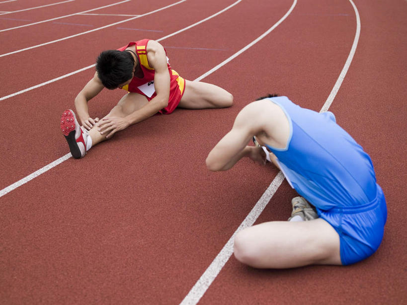 东方人,两个人,运动员,体育馆,运动场,坐,横图,俯视,室外,白天,运动服,运动鞋,锻炼,运动,鞋子,亚洲,服装,注视,黄种人,体育场,衣服,观察,看,劈叉,服饰,劈腿,观看,休闲鞋,察看,衣着,穿着,关注,运动馆,衣饰,体育,男人,男性,年轻男性,亚洲人,体育运动员,运动选手,坐着,彩图,高角度拍摄,全身,健身,运动装