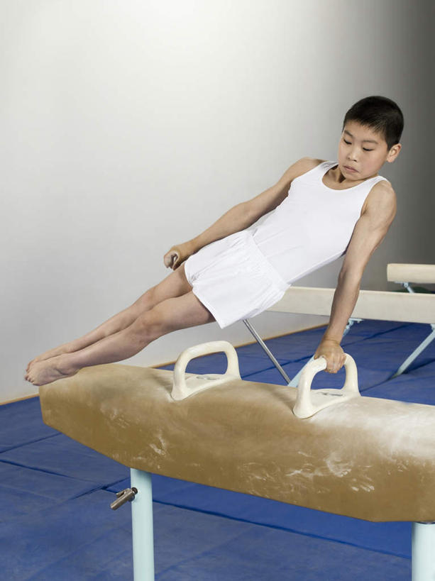 东方人,儿童,一个人,运动员,竖图,室内,白天,正面,运动服,锻炼,纯洁,运动,鞍马,亚洲,仅一个男性,仅一个人,撑,服装,体操,注视,黄种人,小孩,衣服,观察,看,仅一个小孩,活力,可爱,童年,童趣,服饰,观看,察看,撑着,优美,衣着,穿着,关注,童真,烂漫,无邪,衣饰,鞍马运动,体育,天真,男孩,男人,男性,亚洲人,孩子,体育运动员,运动选手,彩图,全身,健身,男生,运动装