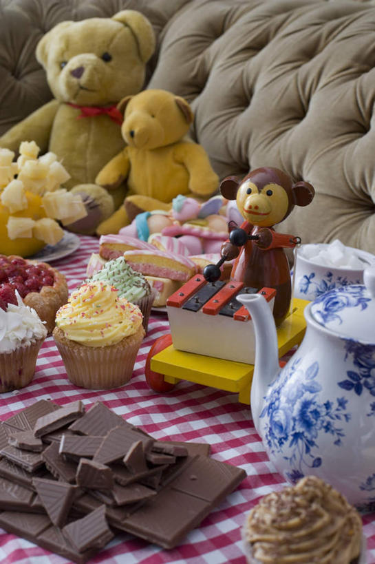 无人,客厅,竖图,俯视,室内,白天,游戏,沙发,熊,玩具,一堆,堆叠,堆积,木制,壶,玩偶,食品,糖,糖果,甜点,甜品,乐器,泰迪熊,玩,娱乐,水壶,食物,茶壶,木制品,容器,玩具熊,甜食,巧克力,休闲,益智,毛绒玩具,朱古力,黑巧克力,堆,打击乐器,安慰,起居室,木琴,发泄,消遣,布艺沙发,宣泄,罗斯福熊,巴拉风,客堂,玩耍,嬉戏,彩图,高角度拍摄