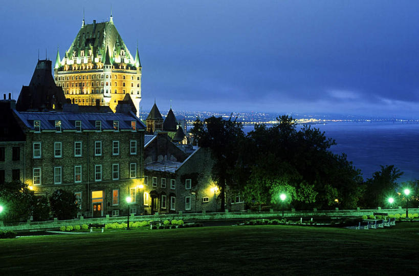 无人,横图,室外,夜晚,正面,度假,草地,草坪,河流,美景,水,植物,窗户,城市风光,城市,酒店,路灯,照明,加拿大,一排,许多,阴影,整齐,光线,影子,河水,景观,水流,灯光,娱乐,玻璃窗,灯,草,树,树木,排列,绿色,自然,享受,休闲,景色,放松,生长,成长,照亮,北美,北美洲,照明设备,队列,美洲,省会,北亚美利加洲,亚美利加洲,魁北克,魁北克城,魁北克省,魁北克市,彩图,旅店