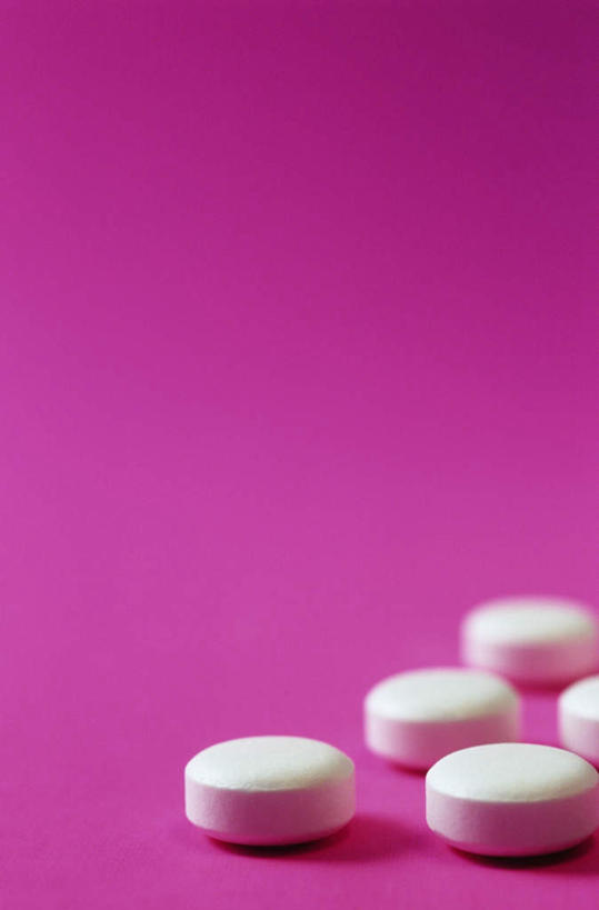 无人,竖图,俯视,室内,特写,白天,安全,静物,五个,一排,许多,阴影,粉色背景,朦胧,模糊,整齐,反射,药剂,药丸,影子,防护,药片,排列,药品,治疗,摄影,影棚,保护,药物,医疗,队列,保险,预防,平安,彩图,高角度拍摄,影棚拍摄,拍摄