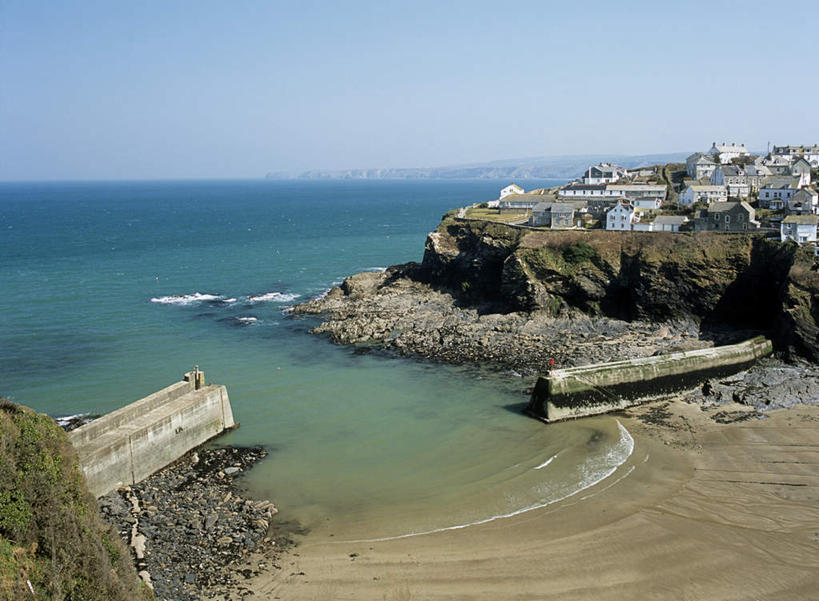 无人,横图,室外,白天,正面,旅游,度假,草地,草坪,海浪,海洋,石头,美景,沙滩,山,山脉,植物,英国,欧洲,阴影,光线,沙子,石子,影子,海岸,景观,浪花,山峰,水平线,辽阔,海平线,沙地,山峦,娱乐,草,蓝色,绿色,蓝天,天空,阳光,自然,海水,群山,天,享受,休闲,广阔,景色,放松,晴朗,一望无际,西欧,自然风光,大不列颠,海景,大不列颠及北爱尔兰联合王国,万里无云,大不列颠联合王国,日不落英帝国,无边无际,一马平川,康沃尔,康沃尔郡,艾萨克港,大海,风浪,海,海水的波动,海滩,近岸浪,石块,岩石,涌浪,晴空,晴空万里,彩图,水天相接,水天一线