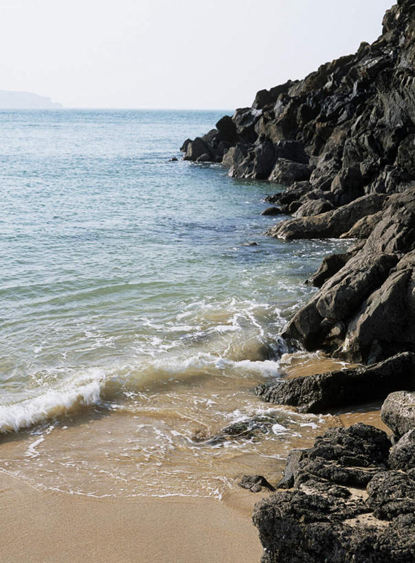 无人,竖图,室外,白天,正面,旅游,度假,海浪,海洋,石头,美景,沙滩,山,山脉,英国,欧洲,阴影,光线,沙子,石子,影子,海岸,景观,浪花,山峰,水平线,辽阔,海平线,沙地,山峦,娱乐,蓝色,蓝天,天空,阳光,自然,海水,群山,天,享受,休闲,广阔,景色,放松,晴朗,一望无际,西欧,自然风光,大不列颠,海景,大不列颠及北爱尔兰联合王国,万里无云,大不列颠联合王国,日不落英帝国,无边无际,一马平川,康沃尔,康沃尔郡,艾萨克港,大海,风浪,海,海水的波动,海滩,近岸浪,石块,岩石,涌浪,晴空,晴空万里,彩图,水天相接,水天一线